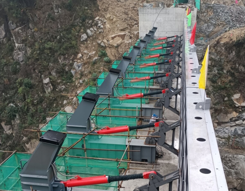 液壓?jiǎn)㈤]機(jī)閘門(mén)案例